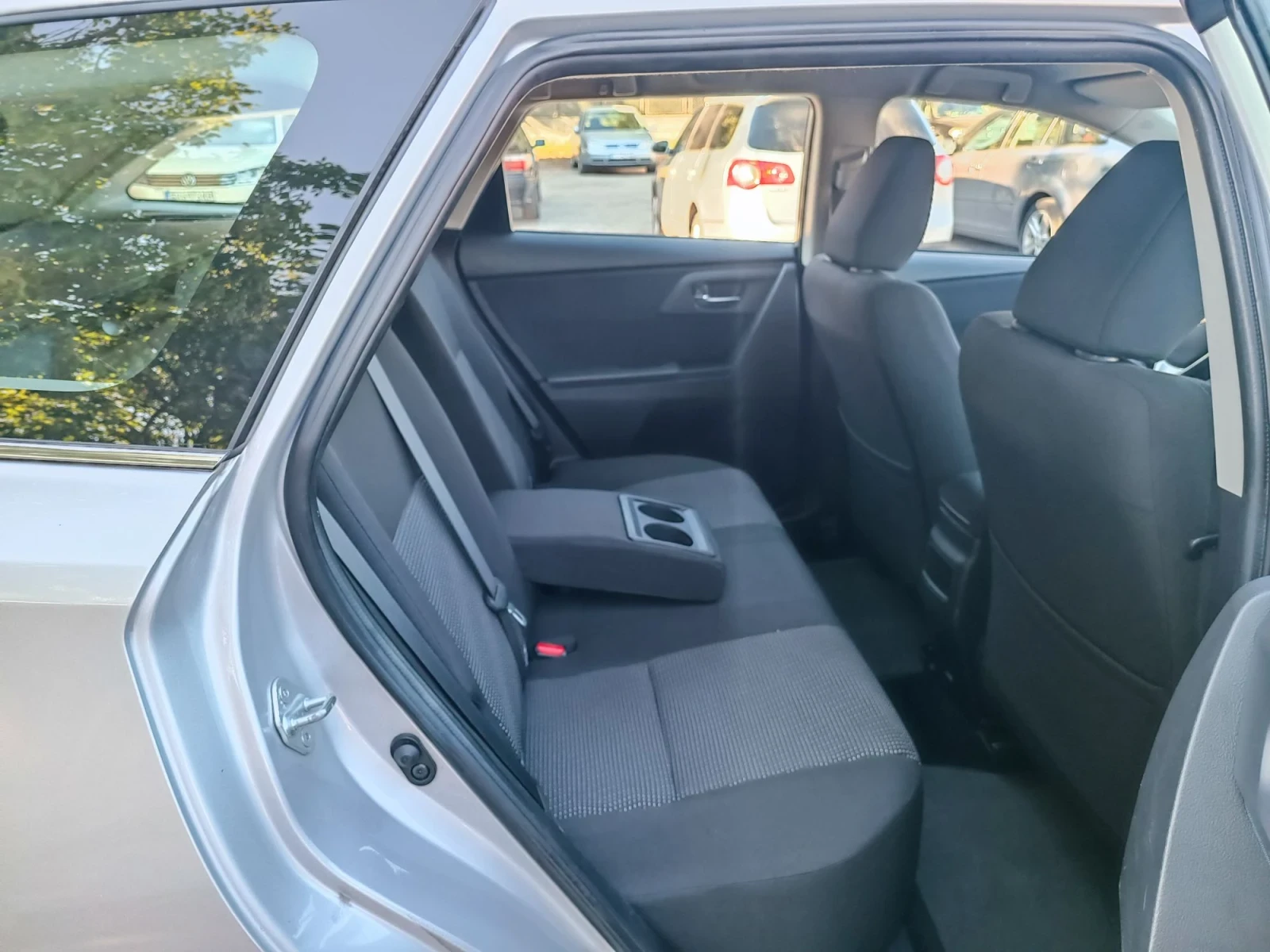 Toyota Auris 1.6i-132кс-ШВЕЙЦАРИЯ-РЪЧКА-6ск-NAVI, снимка 11 - Автомобили и джипове - 55741508