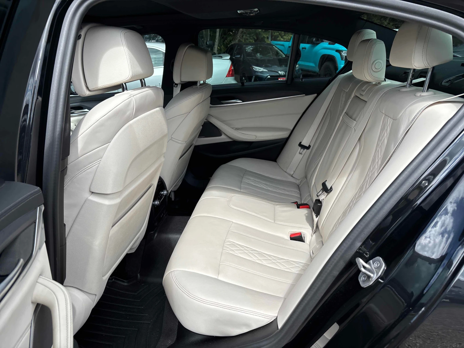 BMW 530E xDrive M-sport* DISTRONIC* HUD* H/K* , снимка 10 - Автомобили и джипове - 56075927