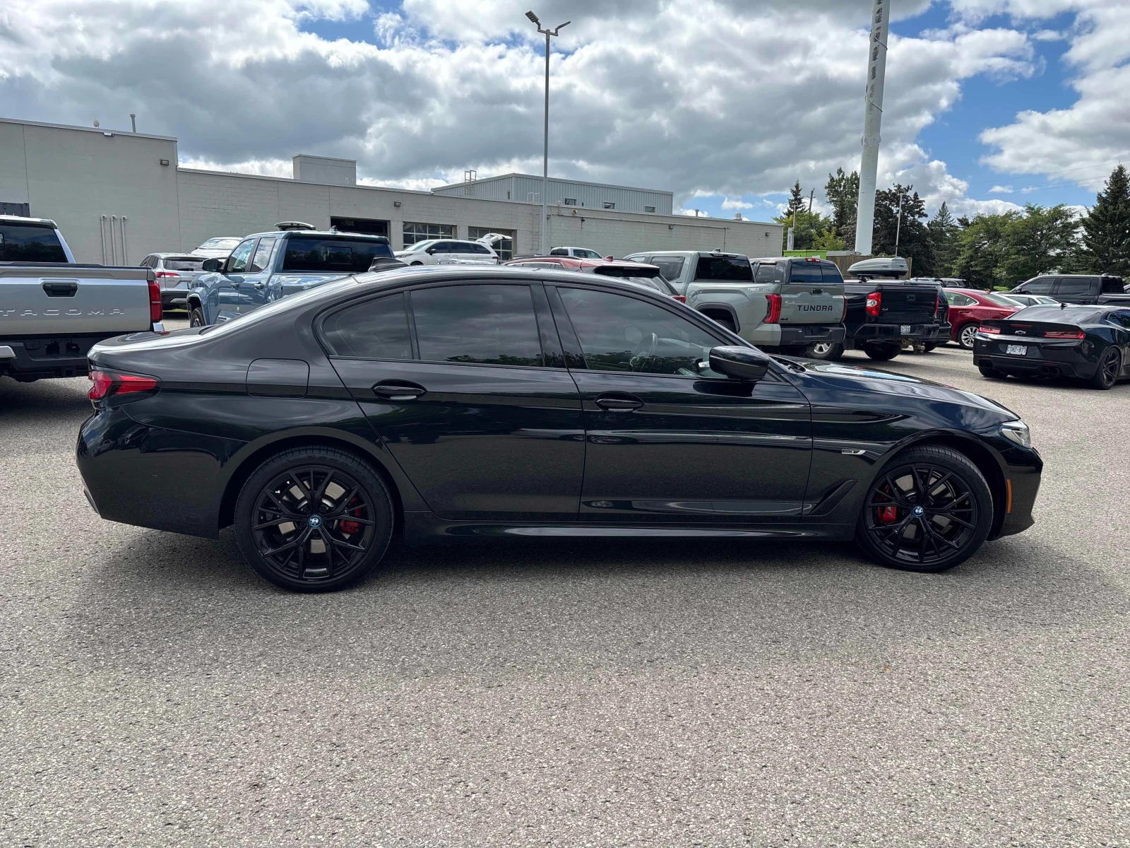 BMW 530E xDrive M-sport* DISTRONIC* HUD* H/K* , снимка 3 - Автомобили и джипове - 56075927