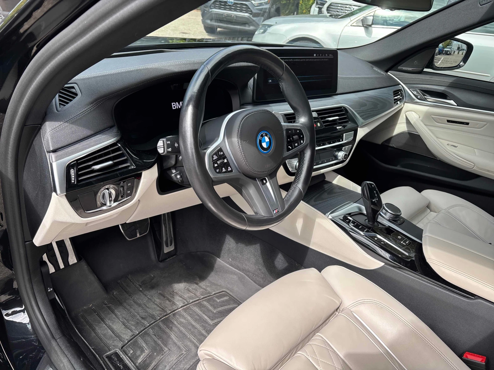 BMW 530E xDrive M-sport* DISTRONIC* HUD* H/K* , снимка 17 - Автомобили и джипове - 56075927