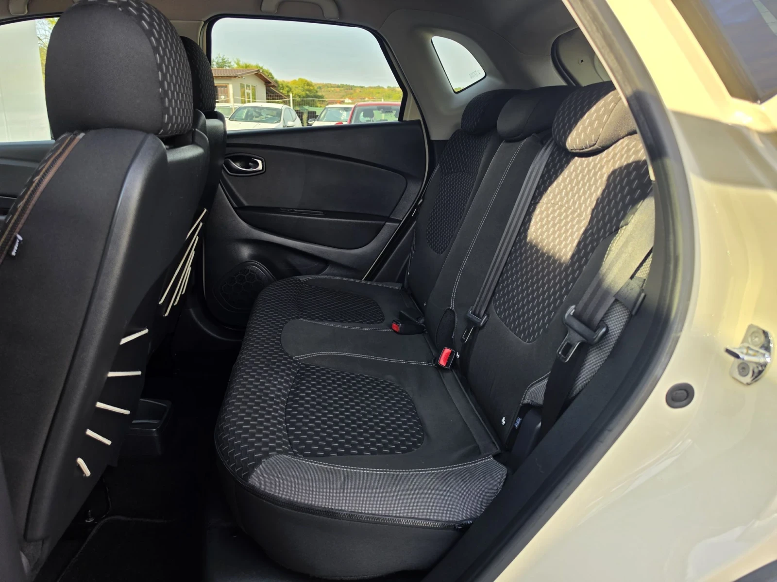 Renault Captur 1.5DCi Full , снимка 8 - Автомобили и джипове - 56220995