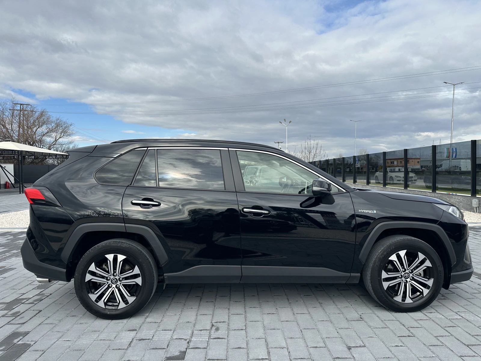 Toyota Rav4 В ГАРАНЦИЯ/ОБСЛУЖЕН 2.5 vvt-ie h Lounge 218cv e-cv - изображение 4