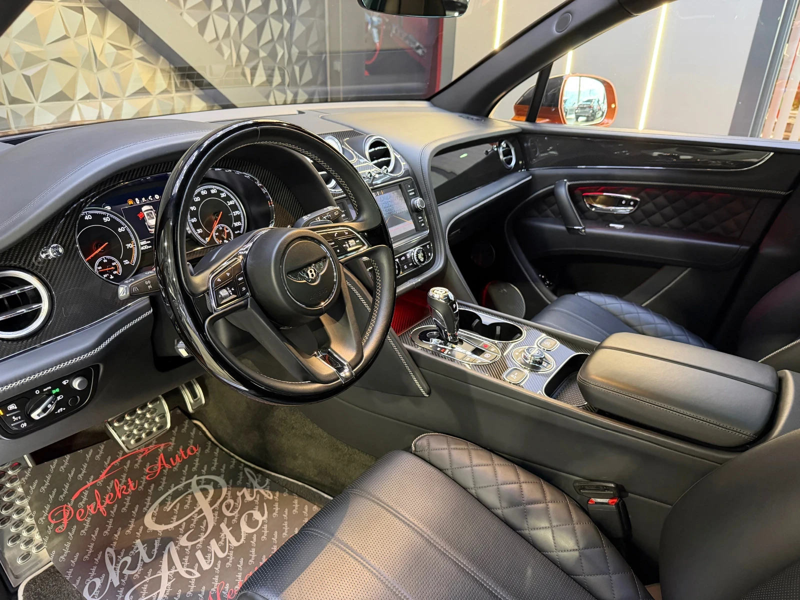 Bentley Bentayga V8 * FULL Екстри* ПАНОРАМА* HEAD UP* NAIM, снимка 8 - Автомобили и джипове - 55396495