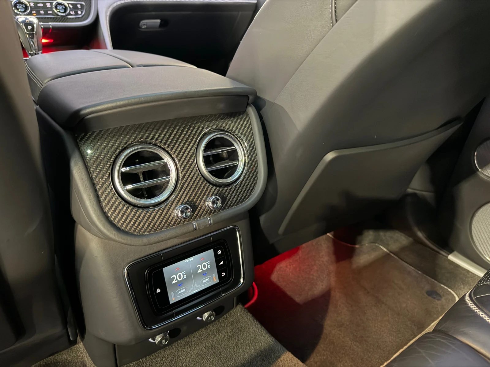 Bentley Bentayga V8 * FULL Екстри* ПАНОРАМА* HEAD UP* NAIM, снимка 6 - Автомобили и джипове - 55396495