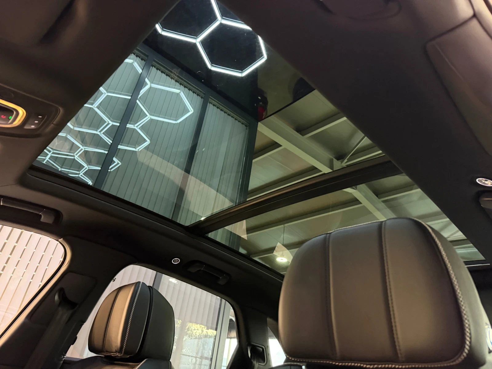 Bentley Bentayga V8 * FULL Екстри* ПАНОРАМА* HEAD UP* NAIM, снимка 16 - Автомобили и джипове - 55396495