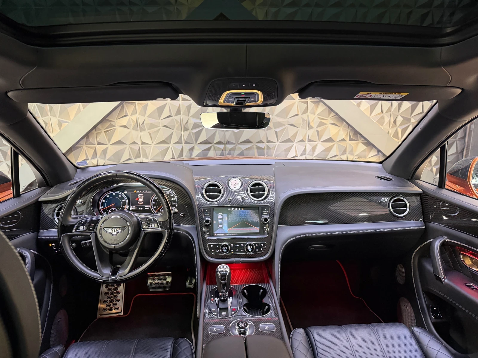 Bentley Bentayga V8 * FULL Екстри* ПАНОРАМА* HEAD UP* NAIM, снимка 7 - Автомобили и джипове - 55396495