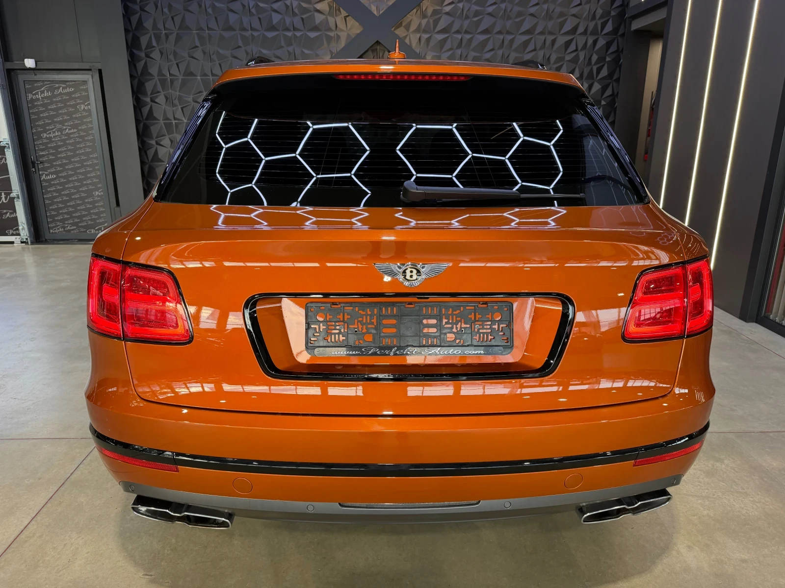 Bentley Bentayga V8 * FULL Екстри* ПАНОРАМА* HEAD UP* NAIM, снимка 4 - Автомобили и джипове - 55396495