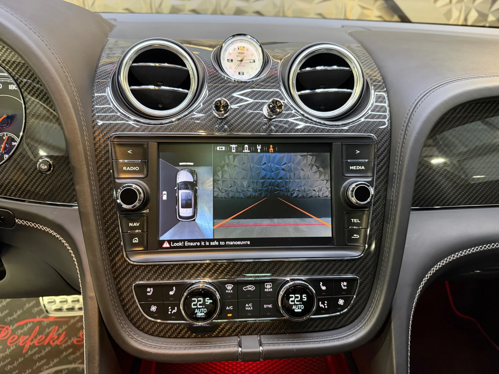 Bentley Bentayga V8 * FULL Екстри* ПАНОРАМА* HEAD UP* NAIM, снимка 11 - Автомобили и джипове - 55396495
