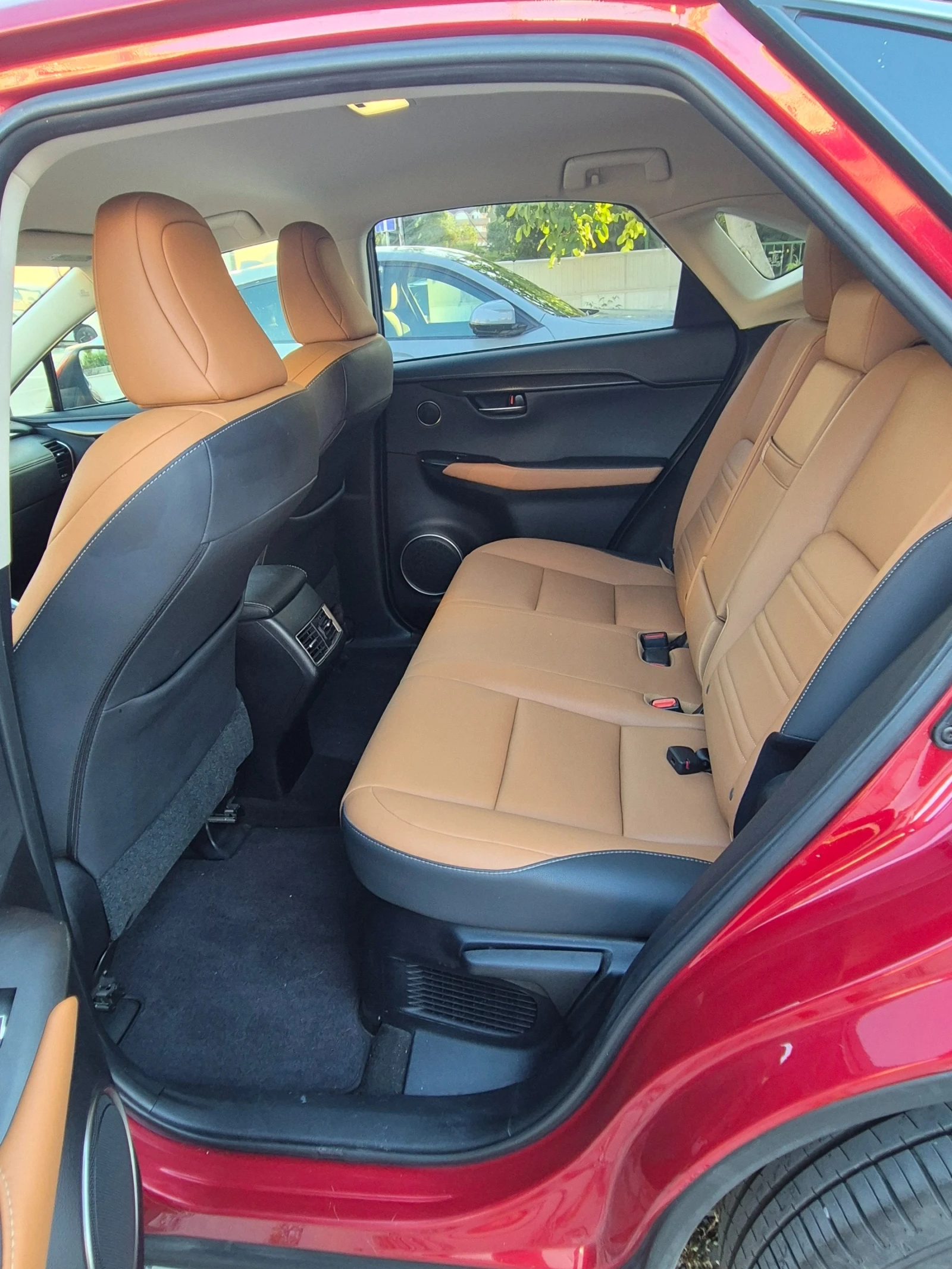 Lexus NX 300 2.0 Turbo. Matador Red, снимка 4 - Автомобили и джипове - 55868174