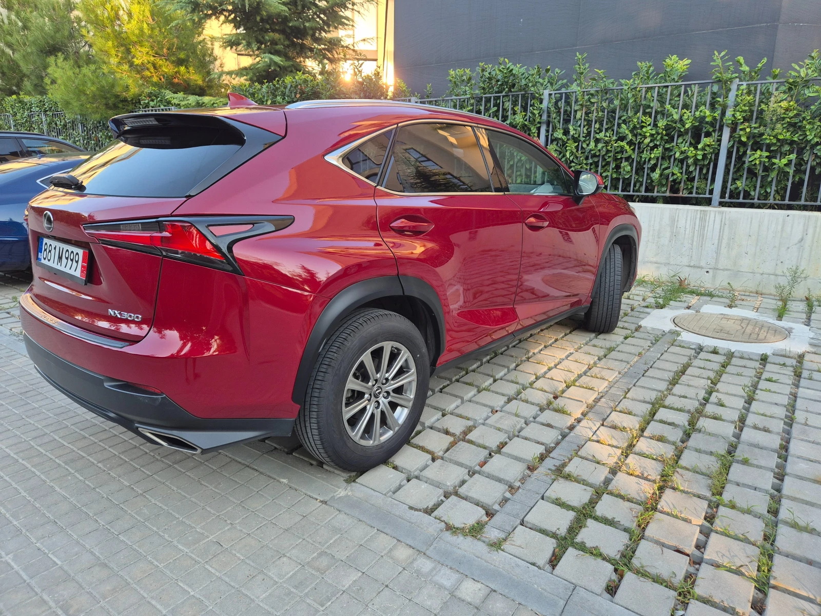 Lexus NX 300 2.0 Turbo. Matador Red, снимка 13 - Автомобили и джипове - 55868174