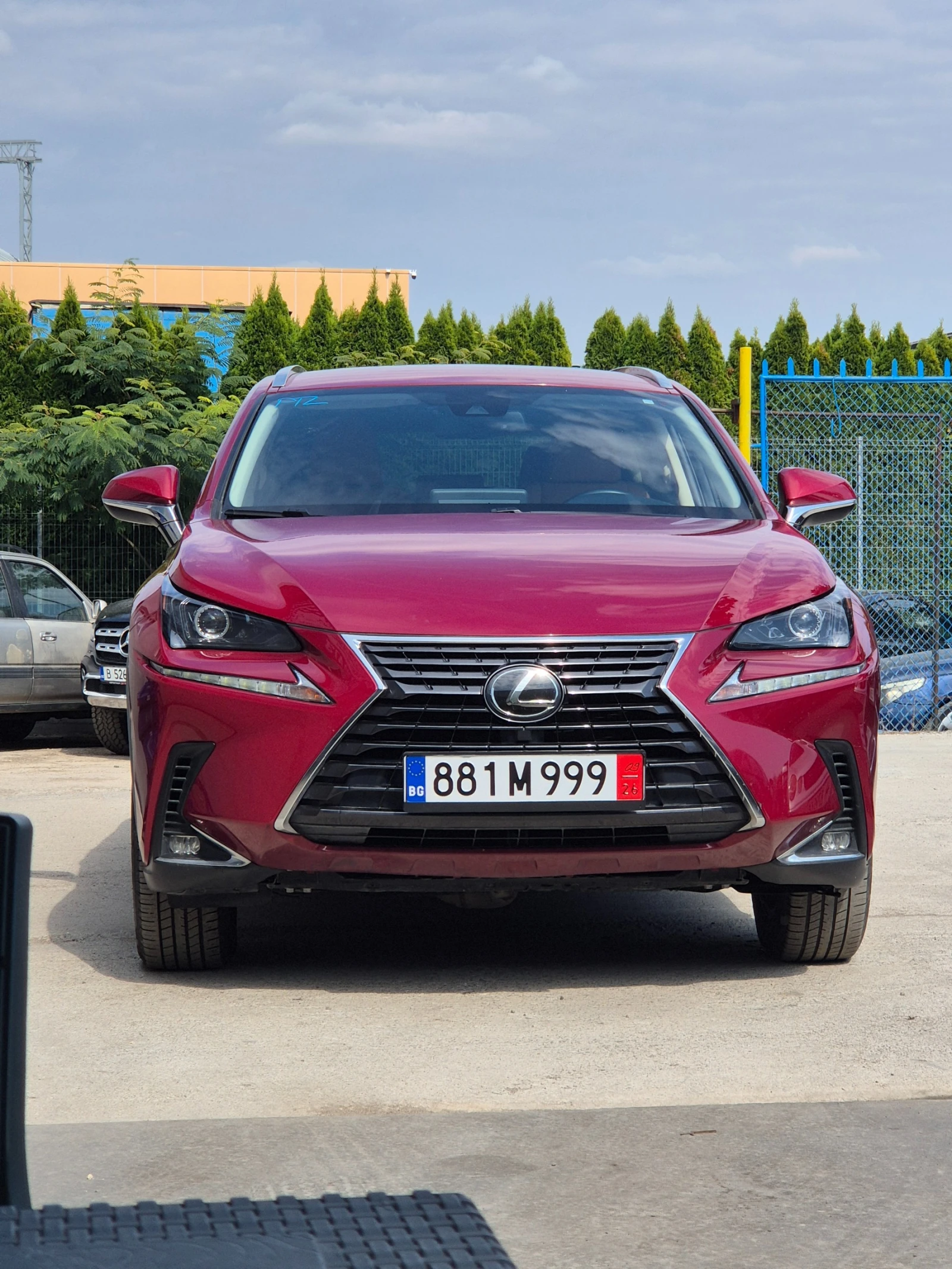 Lexus NX 300 2.0 Turbo. Matador Red, снимка 2 - Автомобили и джипове - 55868174
