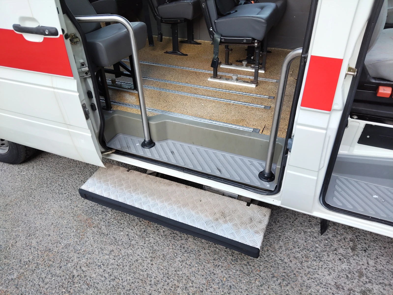 VW Lt 35 2, 5TDI ЗА ИНВАЛИДИ, снимка 13 - Бусове и автобуси - 56090891