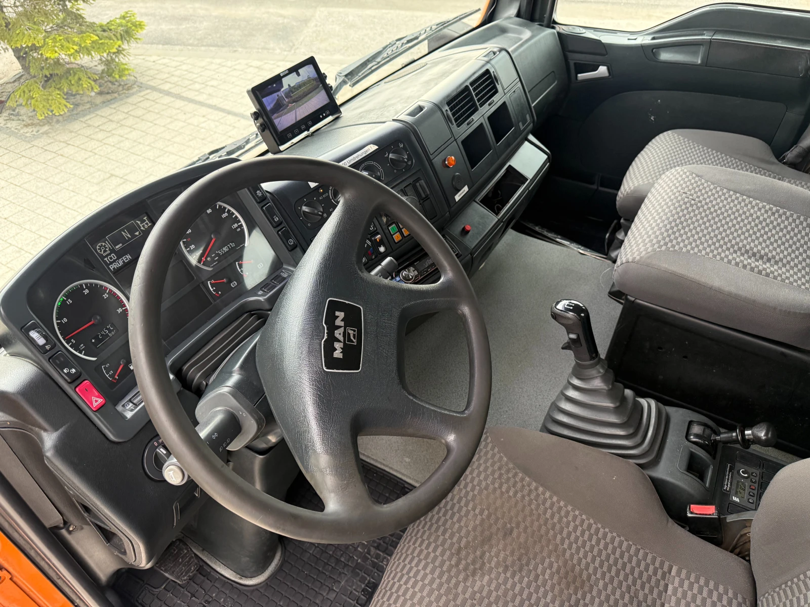 Man Tga 18.310 4х4 Самосвал с кран 4.20м. Климатик, снимка 12 - Камиони - 54869042