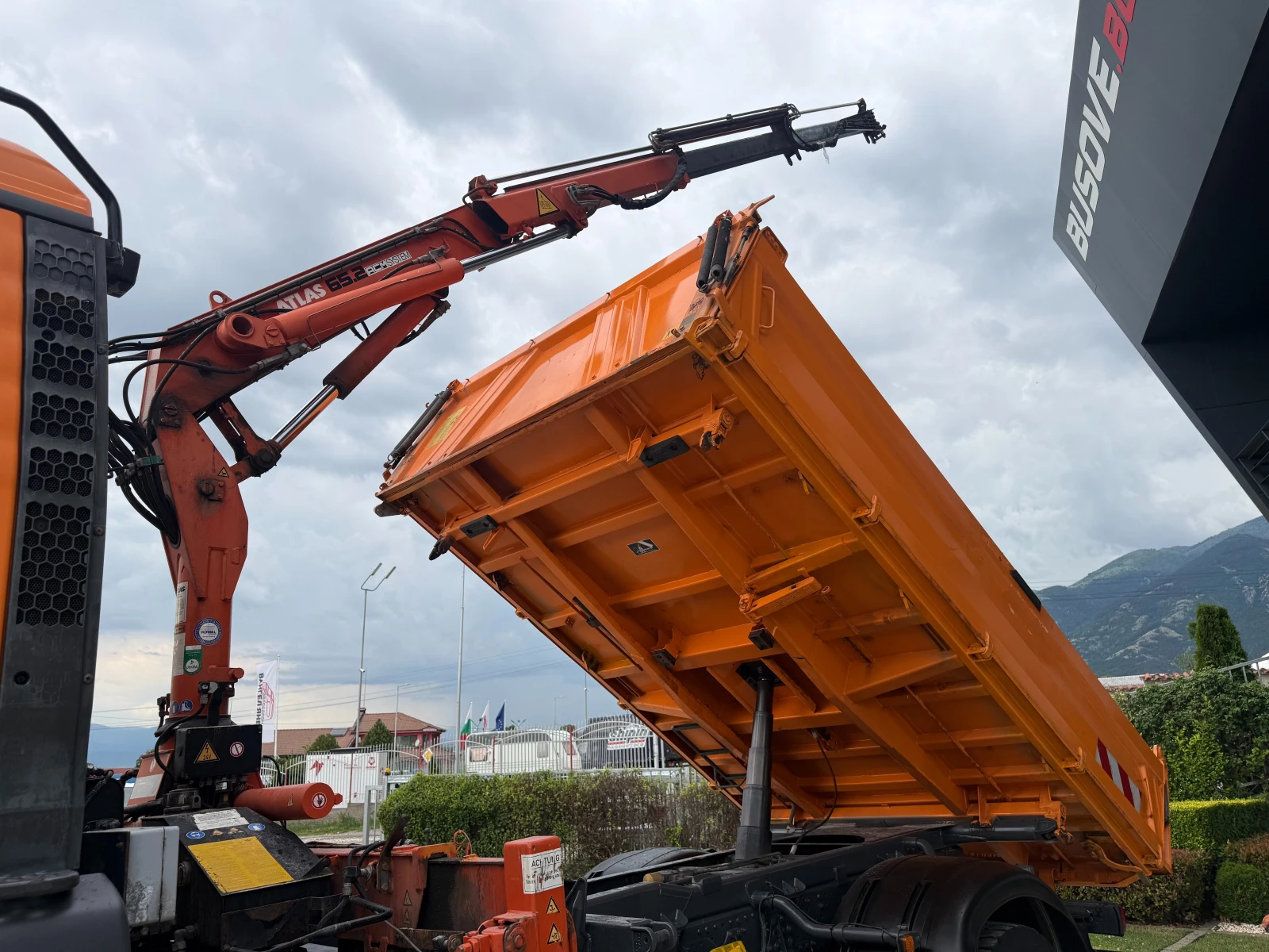 Man Tga 18.310 4х4 Самосвал с кран 4.20м. Климатик, снимка 5 - Камиони - 54869042