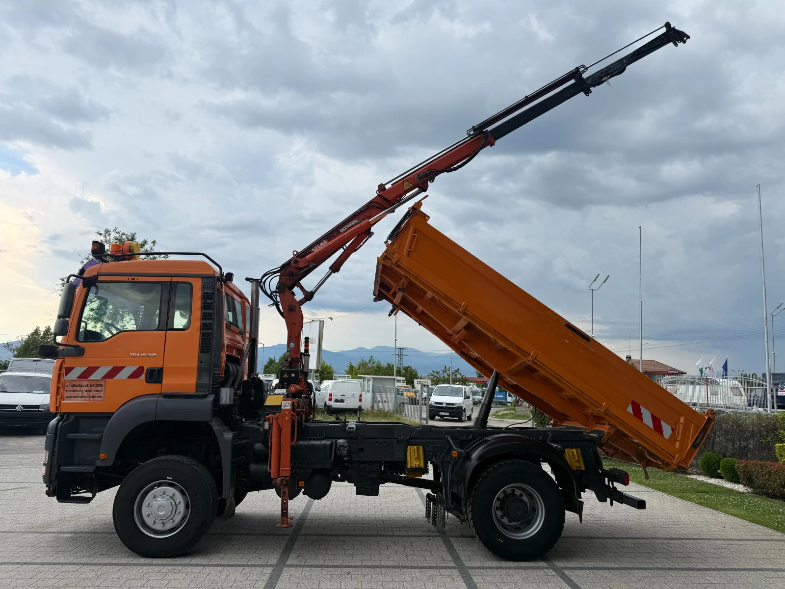 Man Tga 18.310 4х4 Самосвал с кран 4.20м. Климатик, снимка 4 - Камиони - 54869042