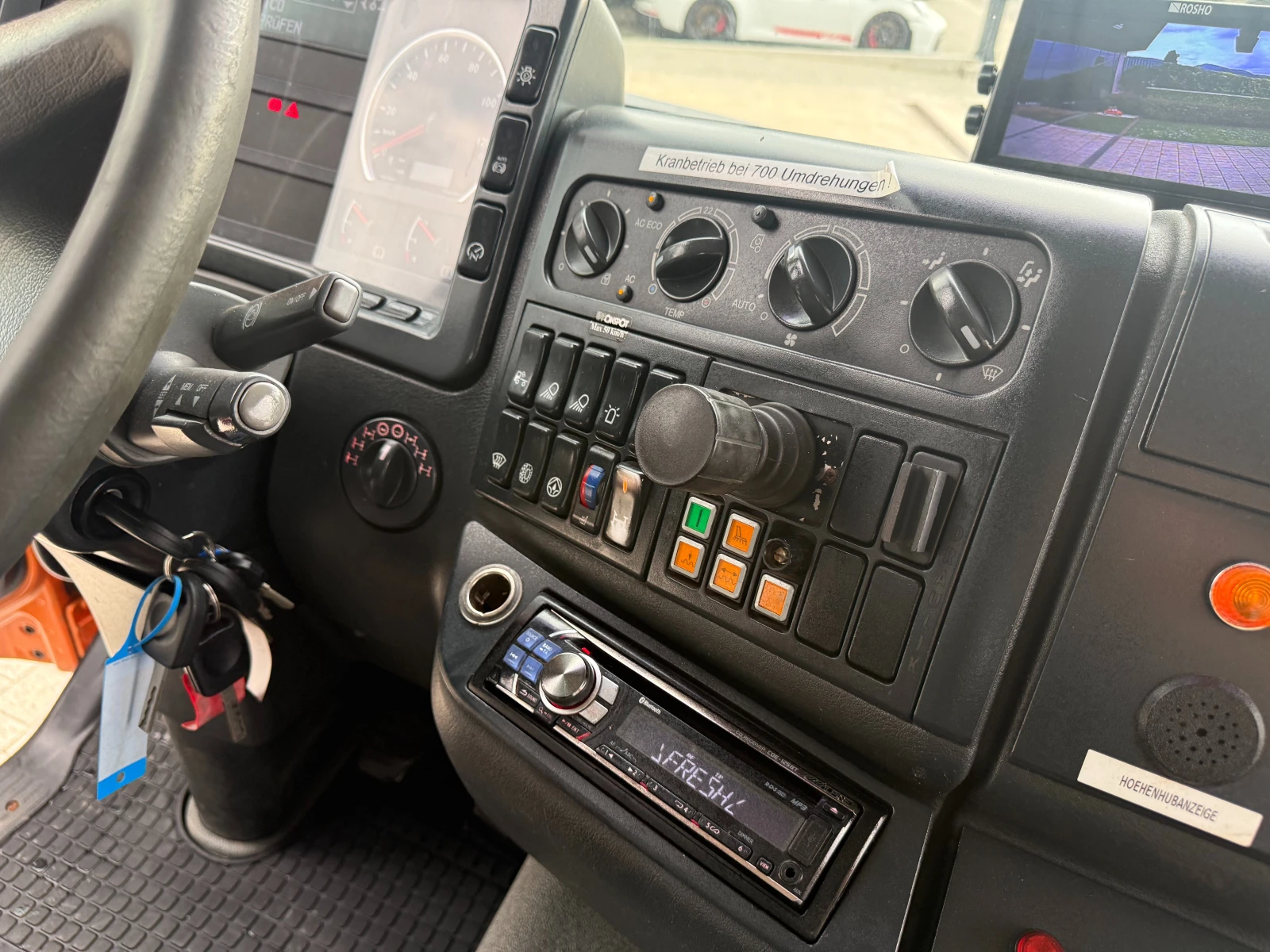 Man Tga 18.310 4х4 Самосвал с кран 4.20м. Климатик, снимка 11 - Камиони - 54869042