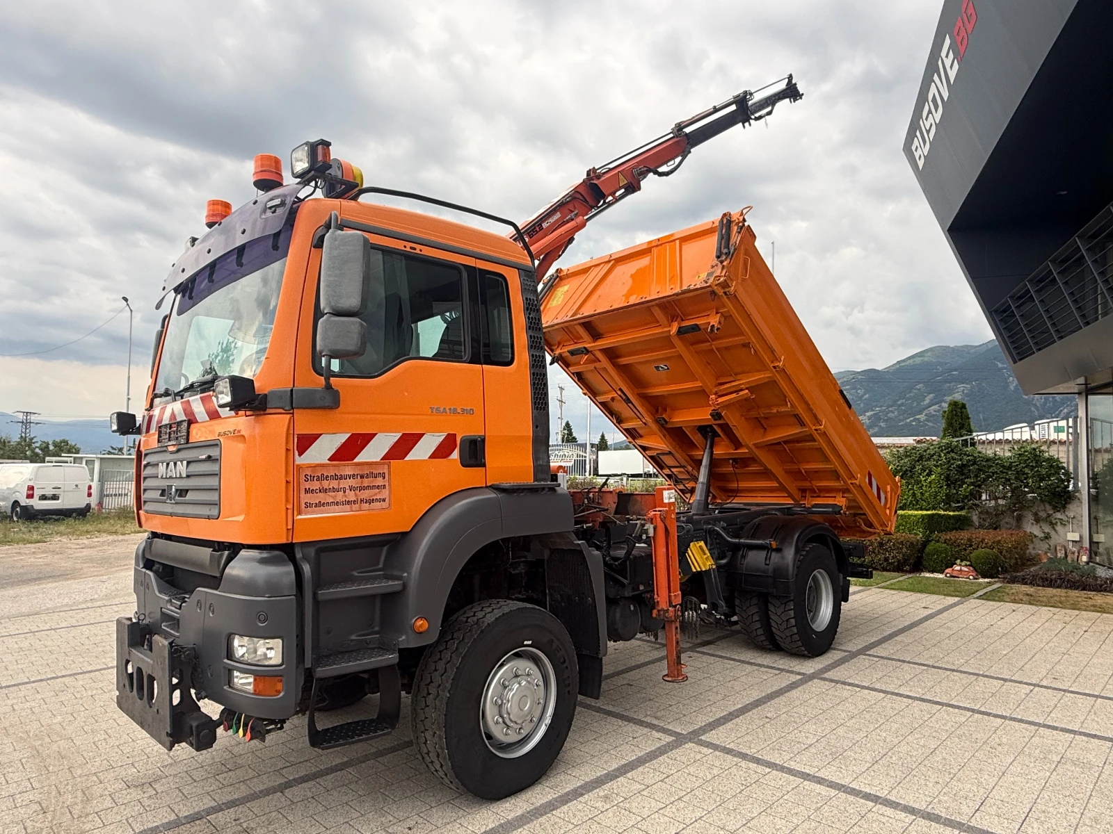 Man Tga 18.310 4х4 Самосвал с кран 4.20м. Климатик, снимка 3 - Камиони - 54869042