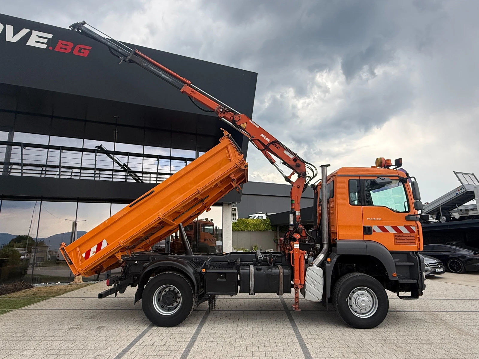Man Tga 18.310 4х4 Самосвал с кран 4.20м. Климатик, снимка 2 - Камиони - 54869042