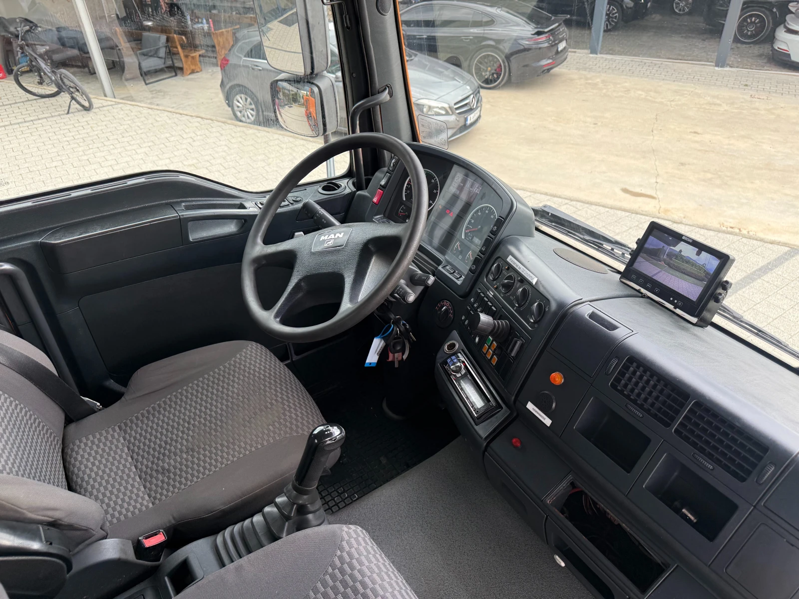 Man Tga 18.310 4х4 Самосвал с кран 4.20м. Климатик, снимка 10 - Камиони - 54869042