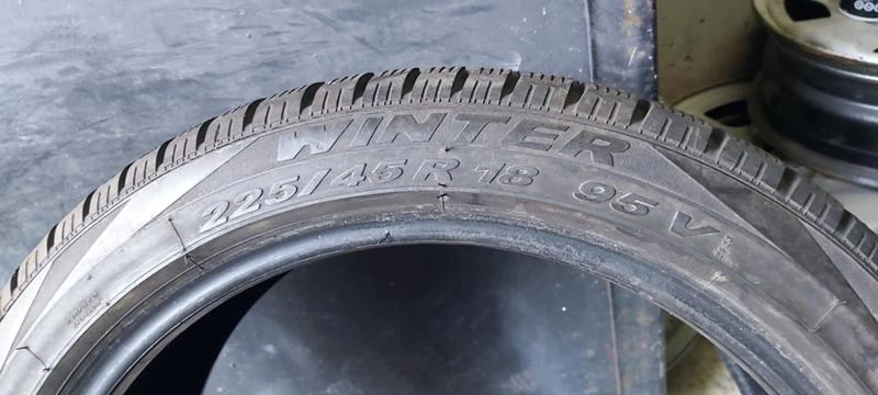 Гуми Зимни 225/45R18, снимка 5 - Гуми и джанти - 35129775