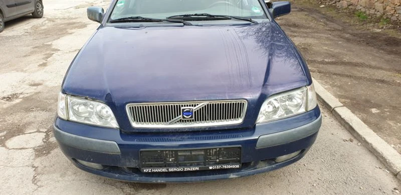 Volvo V40 1.8i, снимка 2 - Автомобили и джипове - 28045916