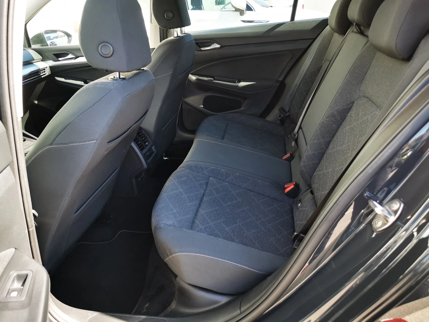 VW Golf 8 Life 2.0 TDI SCR - изображение 8