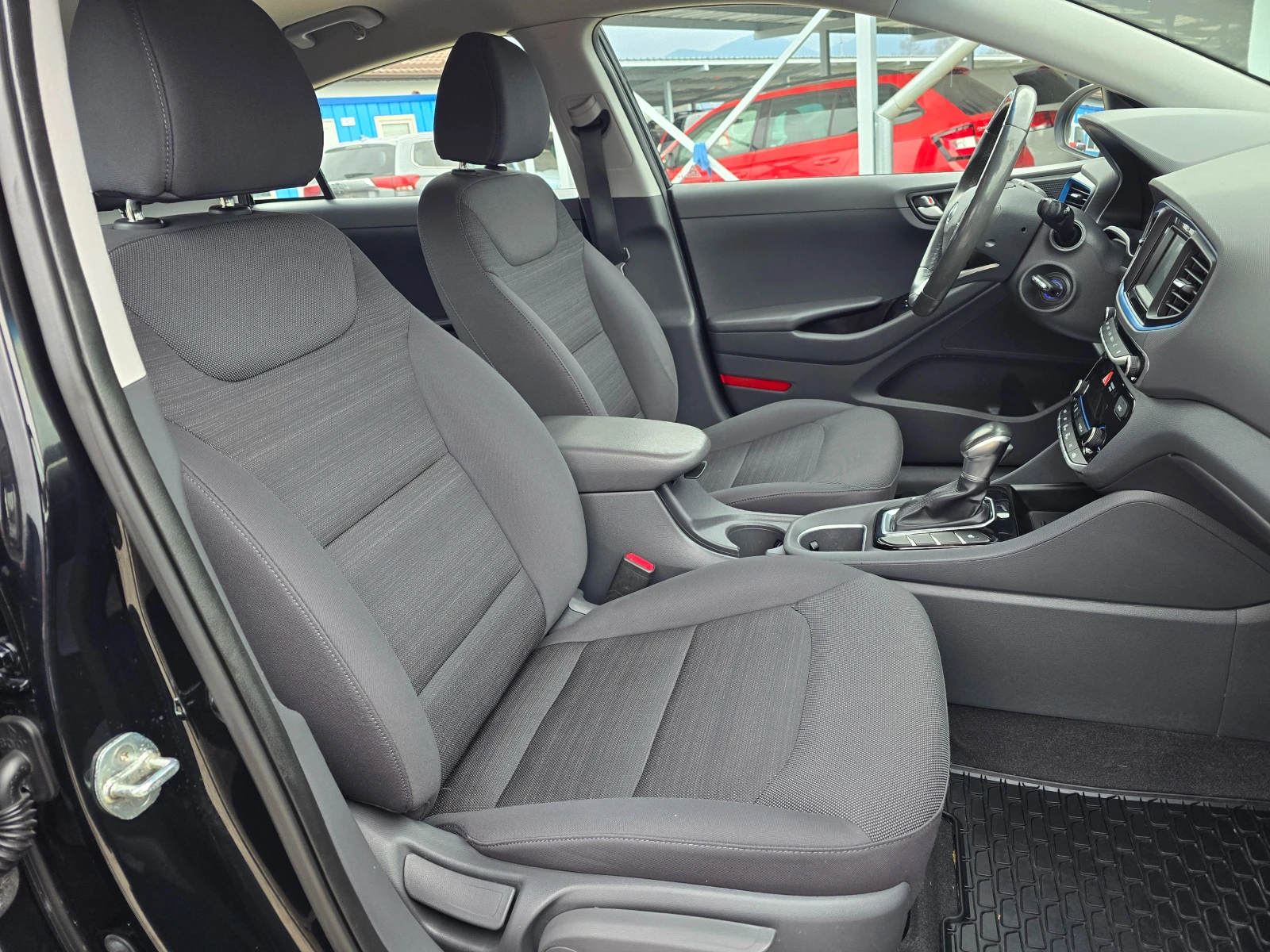 Hyundai Ioniq 1, 6 ХИБРИД !! АВТОМАТ !!  РЕАЛНИ 65000 км., снимка 10 - Автомобили и джипове - 53922223