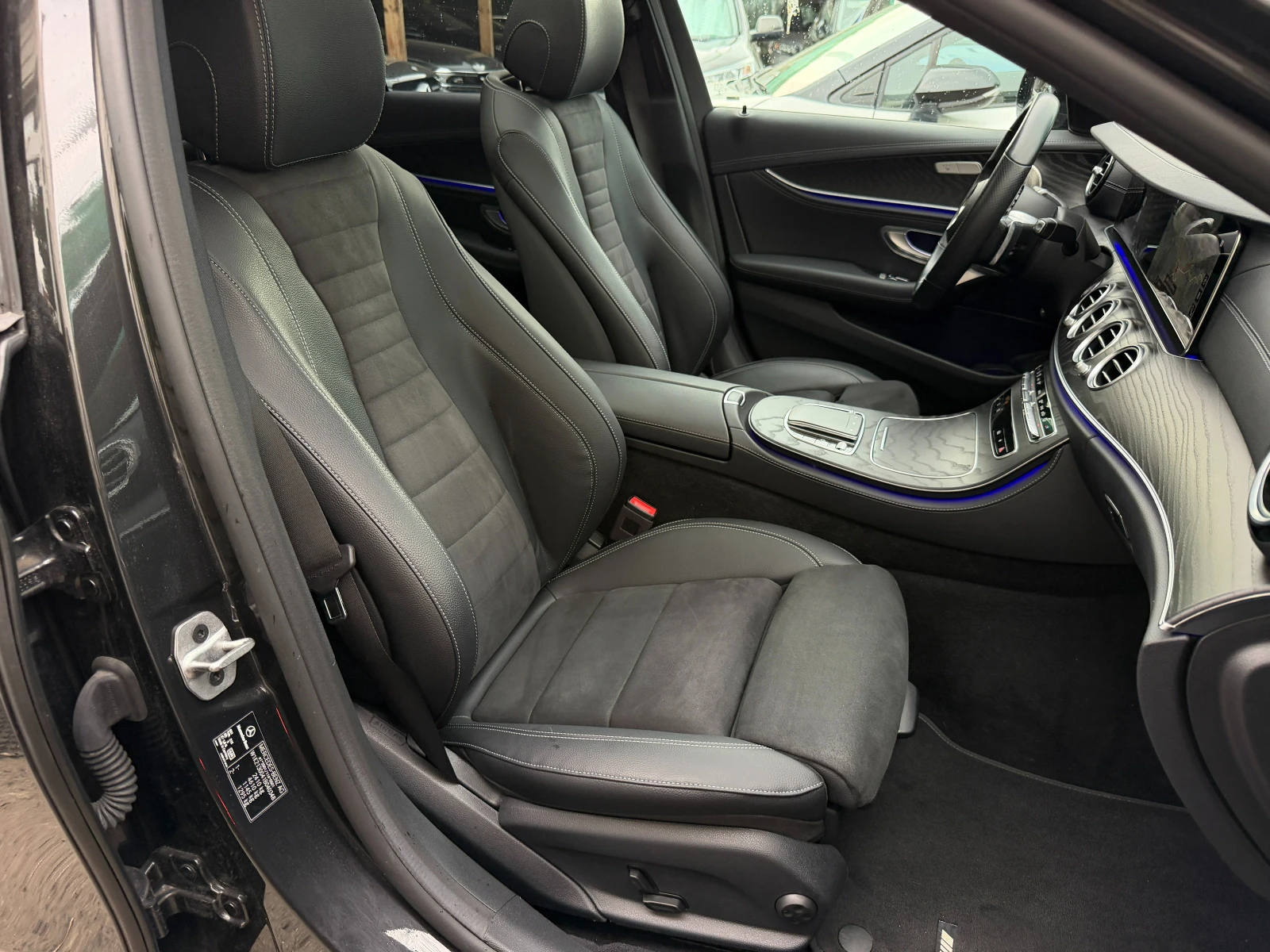 Mercedes-Benz E 220 AMG* СЕРВИЗНА КНИЖКА С ПЪЛНА ИСТОРИЯ В МЕРЦЕДЕС, снимка 13 - Автомобили и джипове - 55014839