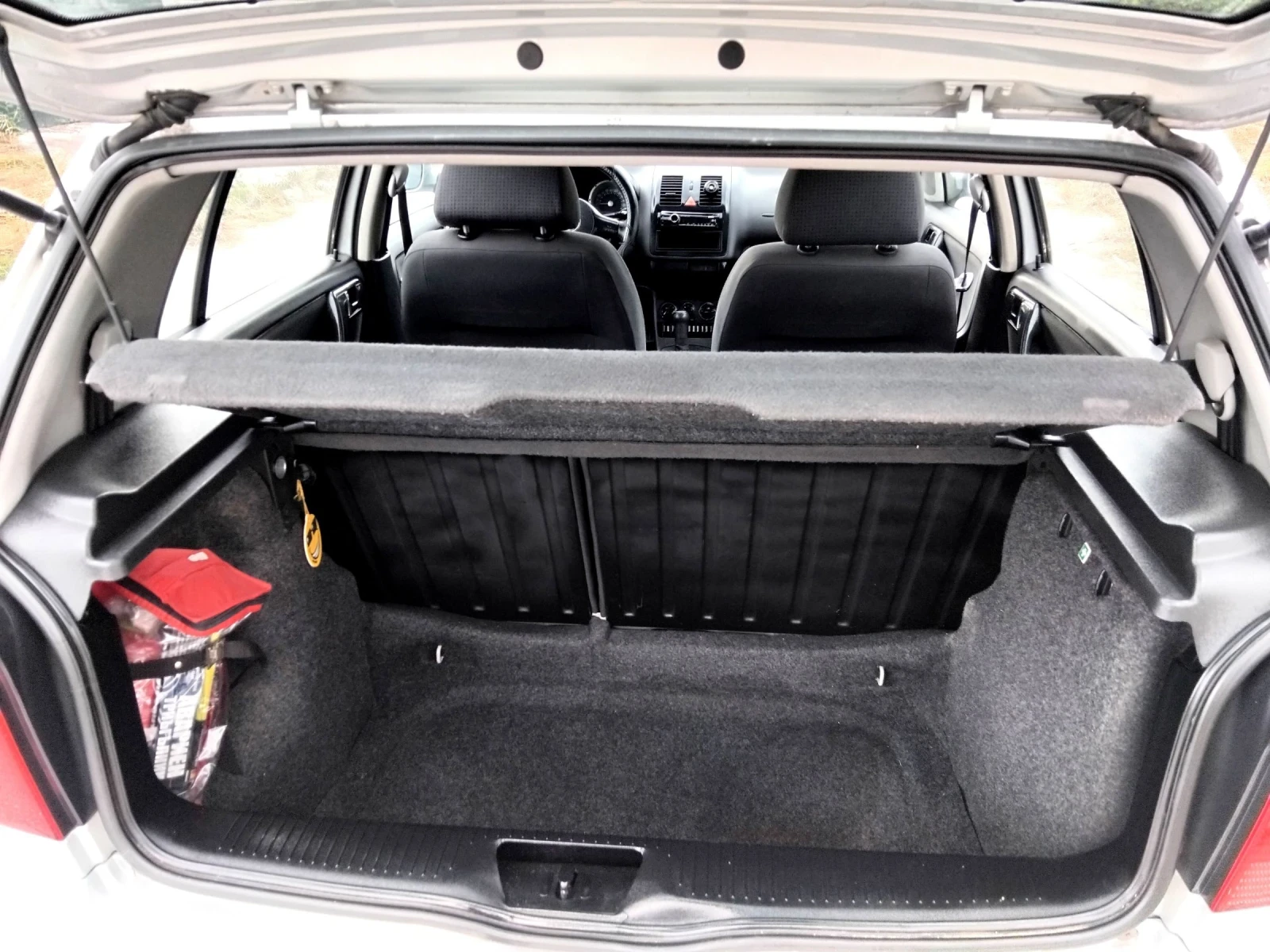 VW Polo 1.4i.75k + КЛИМА. БЕНЗИН. , снимка 12 - Автомобили и джипове - 55187788