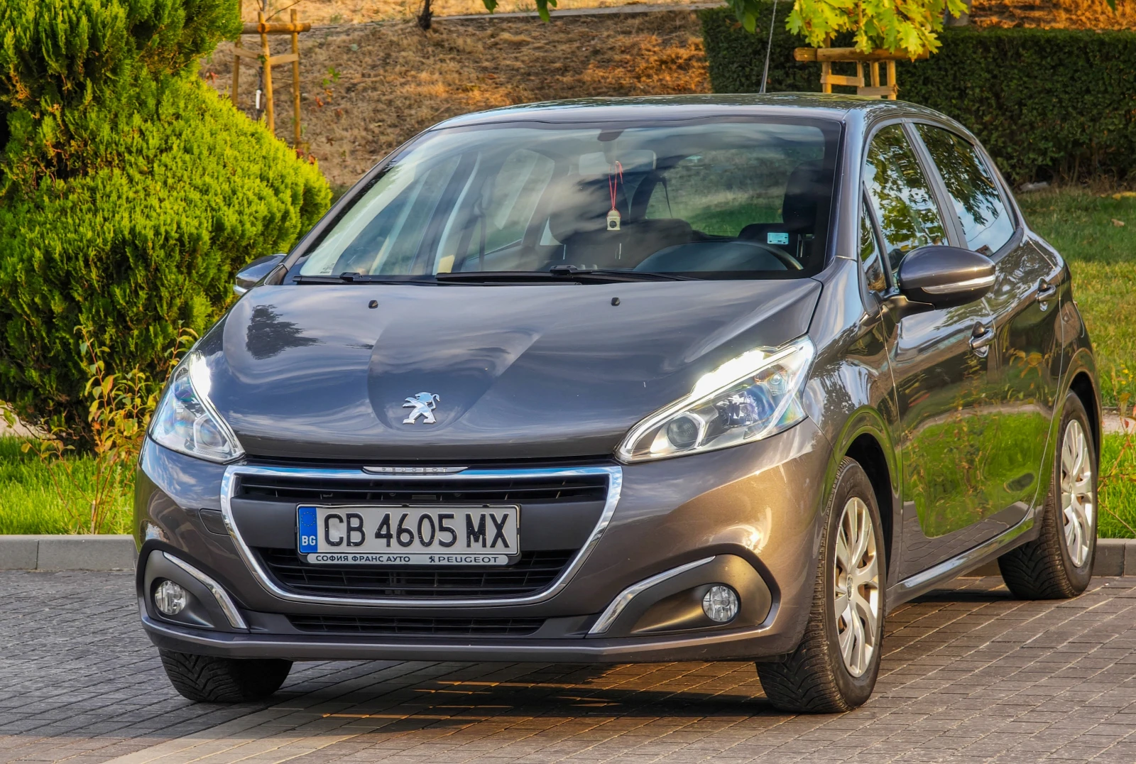 Peugeot 208 1.2 Газ/Бензин, 106000км, снимка 4 - Автомобили и джипове - 56171592