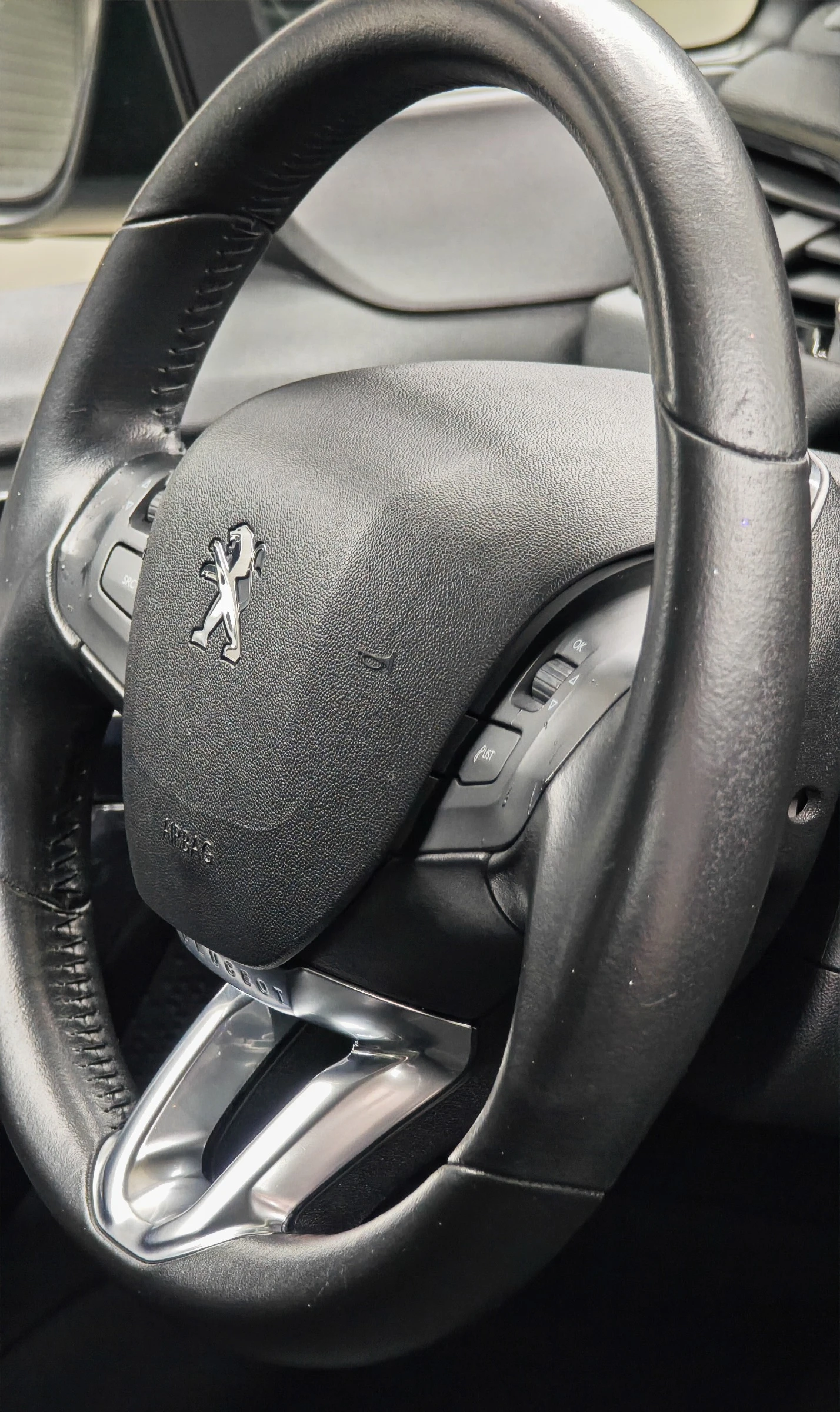Peugeot 208 1.2 Газ/Бензин, 106000км, снимка 8 - Автомобили и джипове - 56171592