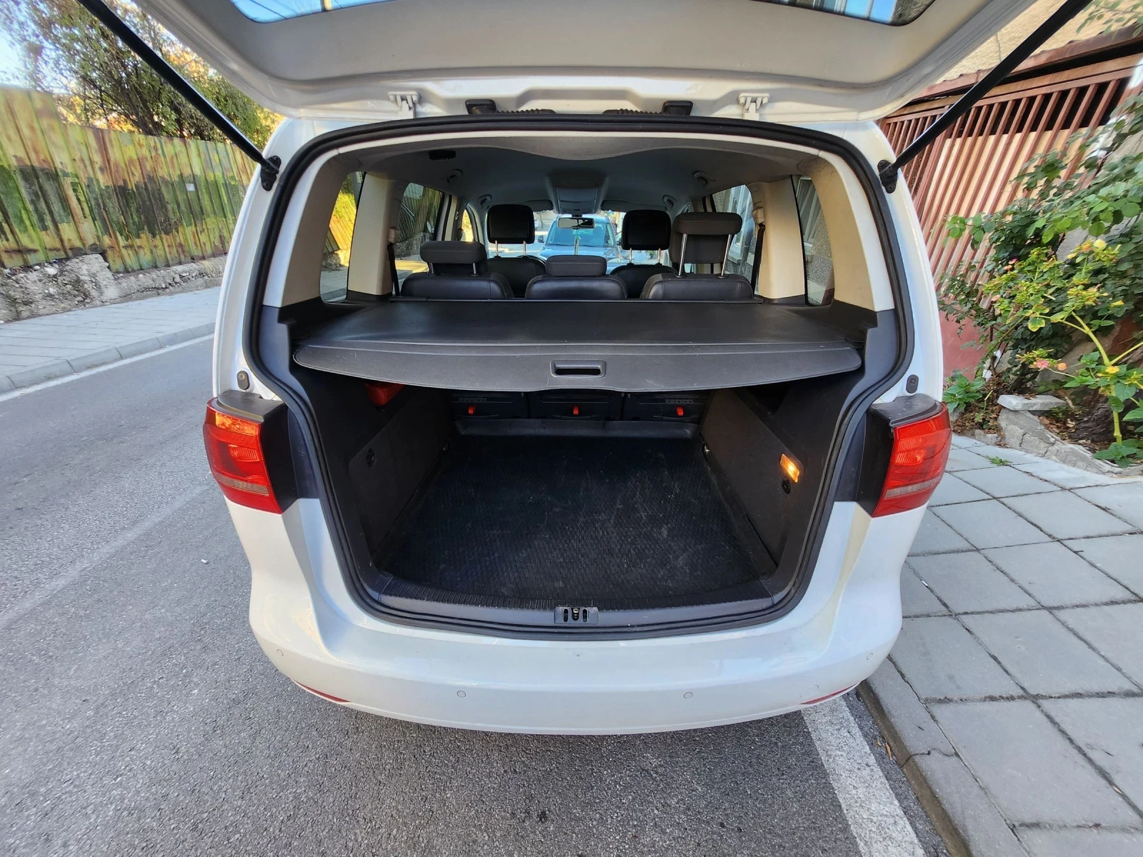 VW Touran Life , снимка 13 - Автомобили и джипове - 56455788