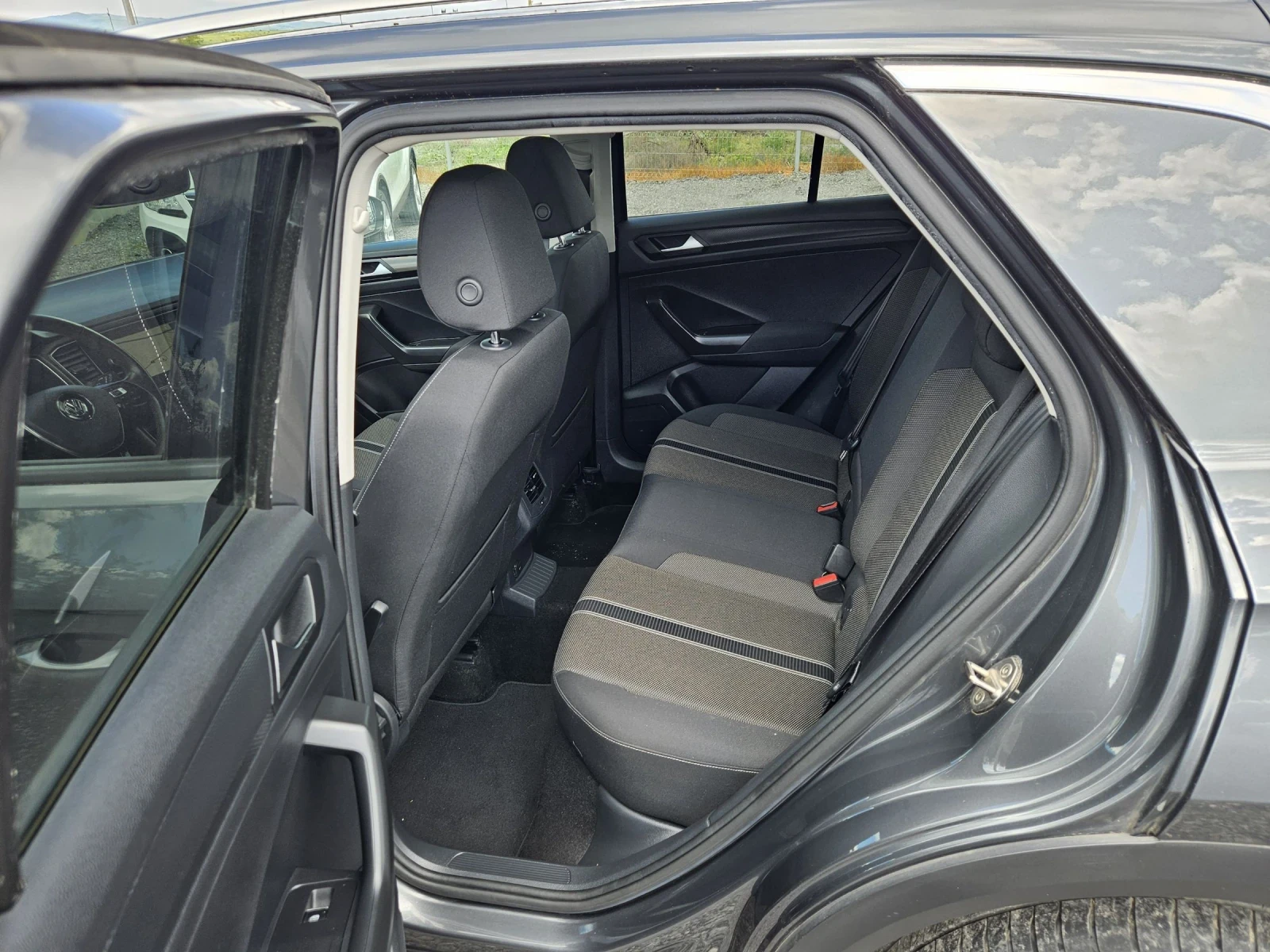 VW T-Roc 1.6TDI EURO6, снимка 9 - Автомобили и джипове - 54388962