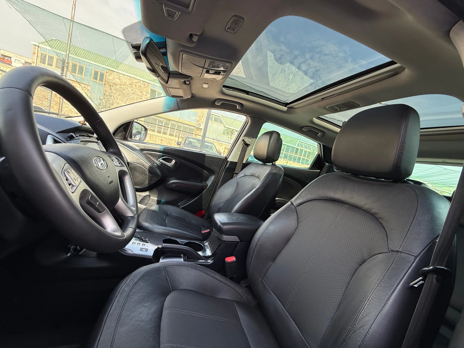 Hyundai IX35 2.0CRDI 4X4* ПАНО* ПОДГРЕВ* КАМЕРА* КОЖА* K LESS, снимка 13 - Автомобили и джипове - 55842755