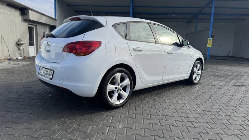 Opel Astra J, снимка 4 - Автомобили и джипове - 48267972