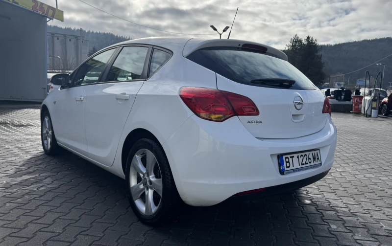 Opel Astra J, снимка 6 - Автомобили и джипове - 48267972