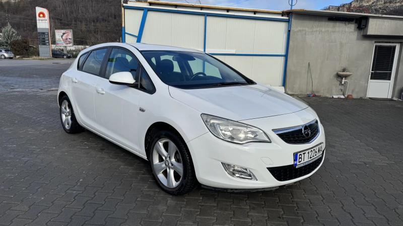 Opel Astra J, снимка 2 - Автомобили и джипове - 48267972