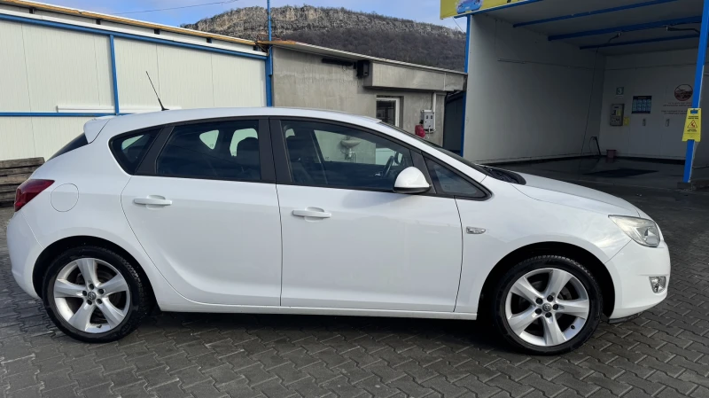 Opel Astra J, снимка 3 - Автомобили и джипове - 48267972