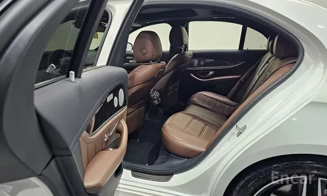Mercedes-Benz E 63 AMG 4MATIC+ , снимка 9 - Автомобили и джипове - 55773336