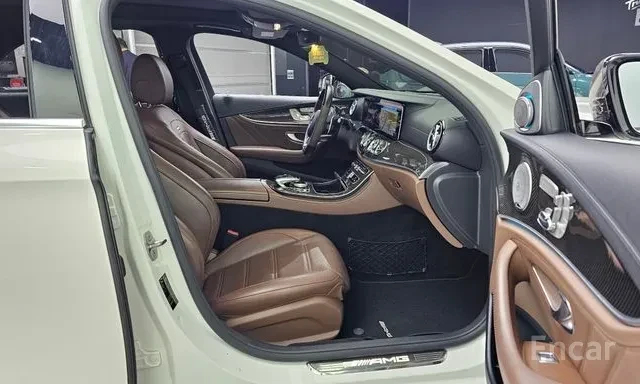Mercedes-Benz E 63 AMG 4MATIC+ , снимка 8 - Автомобили и джипове - 55773336