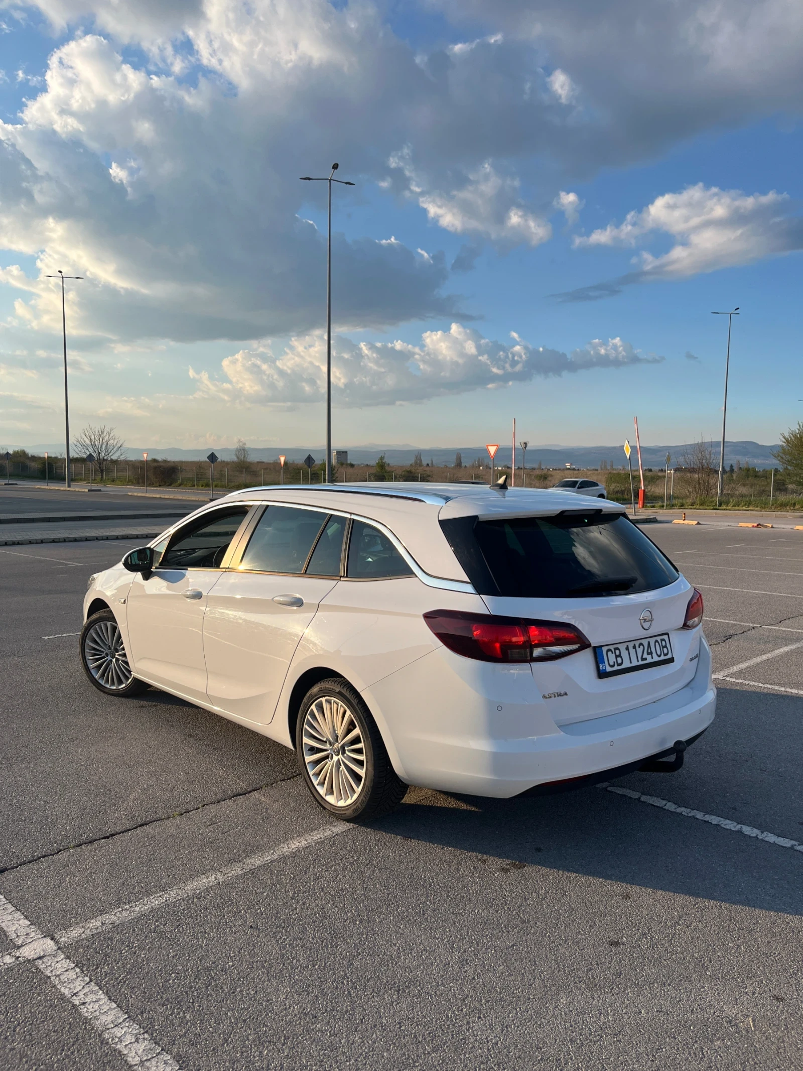 Opel Astra Sports Tourer 1.6 CDTI Сменена Верига, снимка 2 - Автомобили и джипове - 54239416