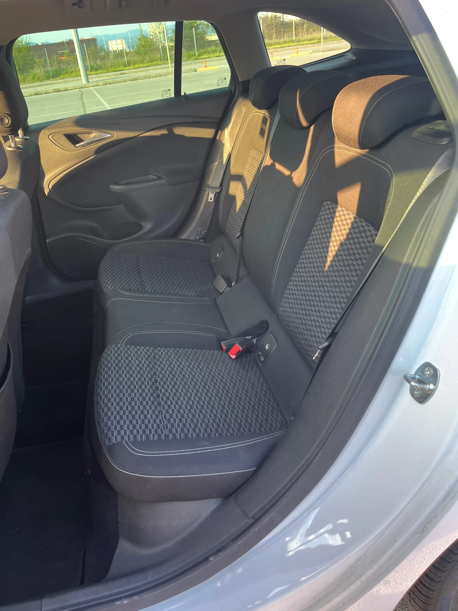Opel Astra Sports Tourer 1.6 CDTI Сменена Верига, снимка 12 - Автомобили и джипове - 54239416