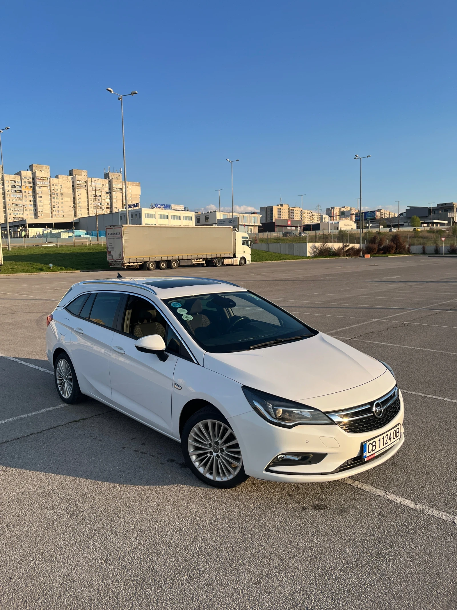 Opel Astra Sports Tourer 1.6 CDTI Сменена Верига, снимка 10 - Автомобили и джипове - 54239416