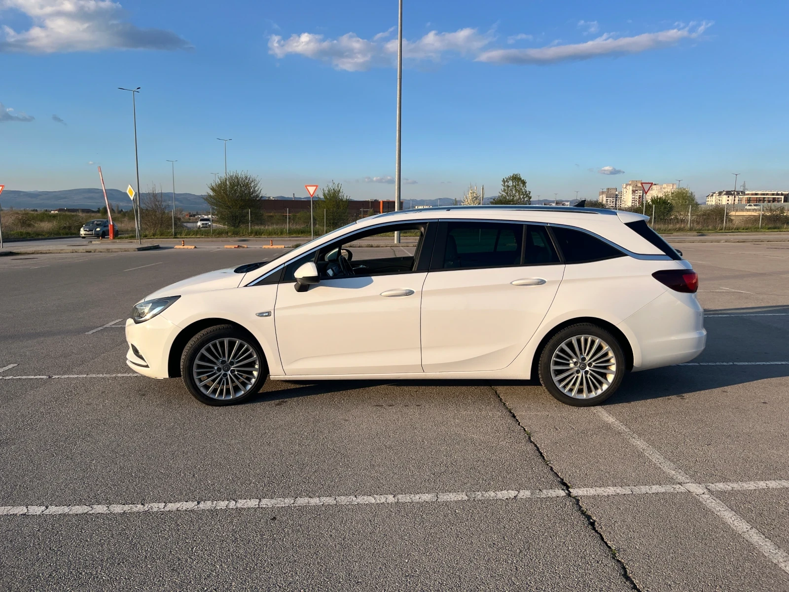 Opel Astra Sports Tourer 1.6 CDTI Сменена Верига, снимка 4 - Автомобили и джипове - 54239416
