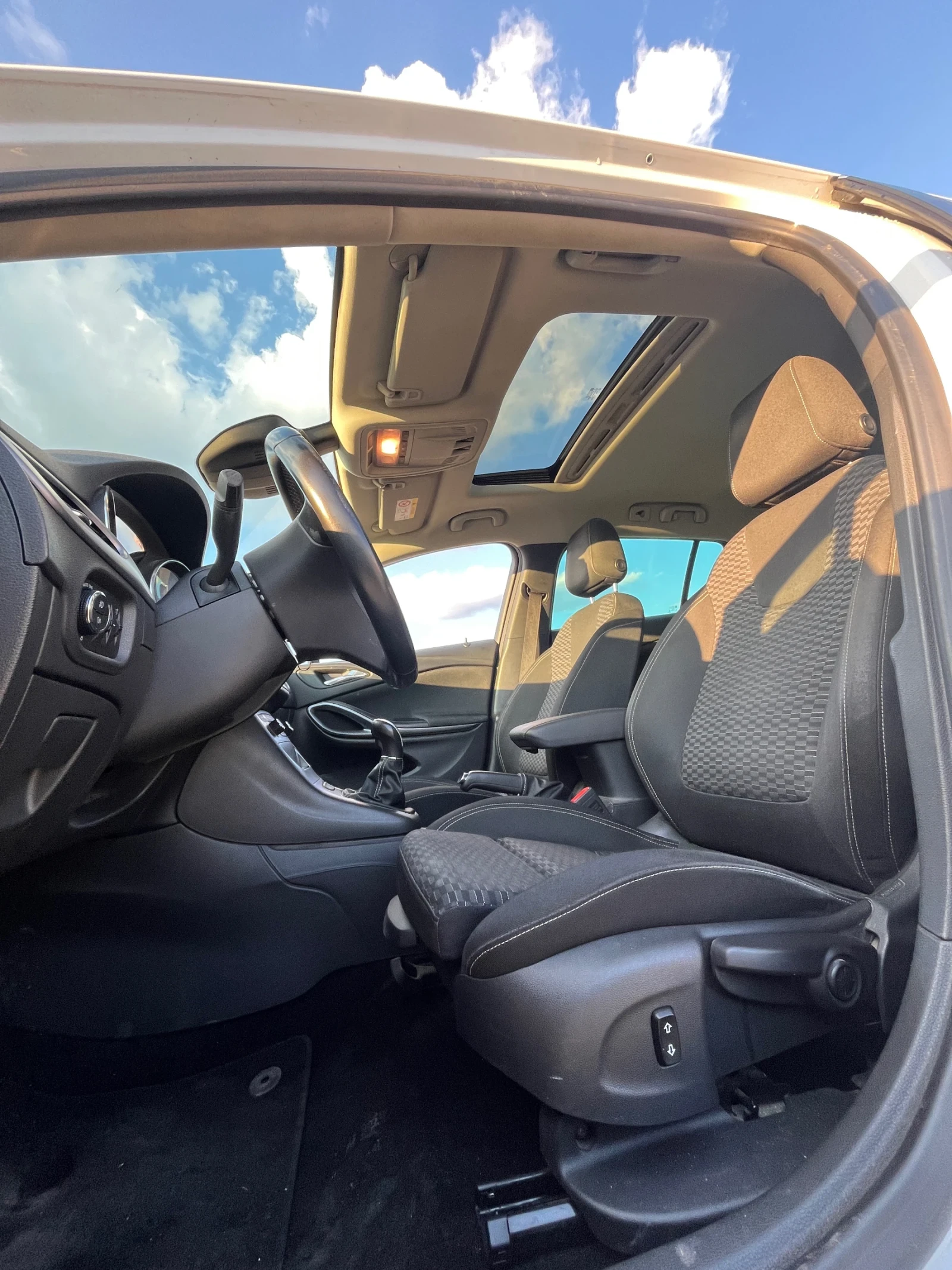 Opel Astra Sports Tourer 1.6 CDTI Сменена Верига, снимка 5 - Автомобили и джипове - 54239416