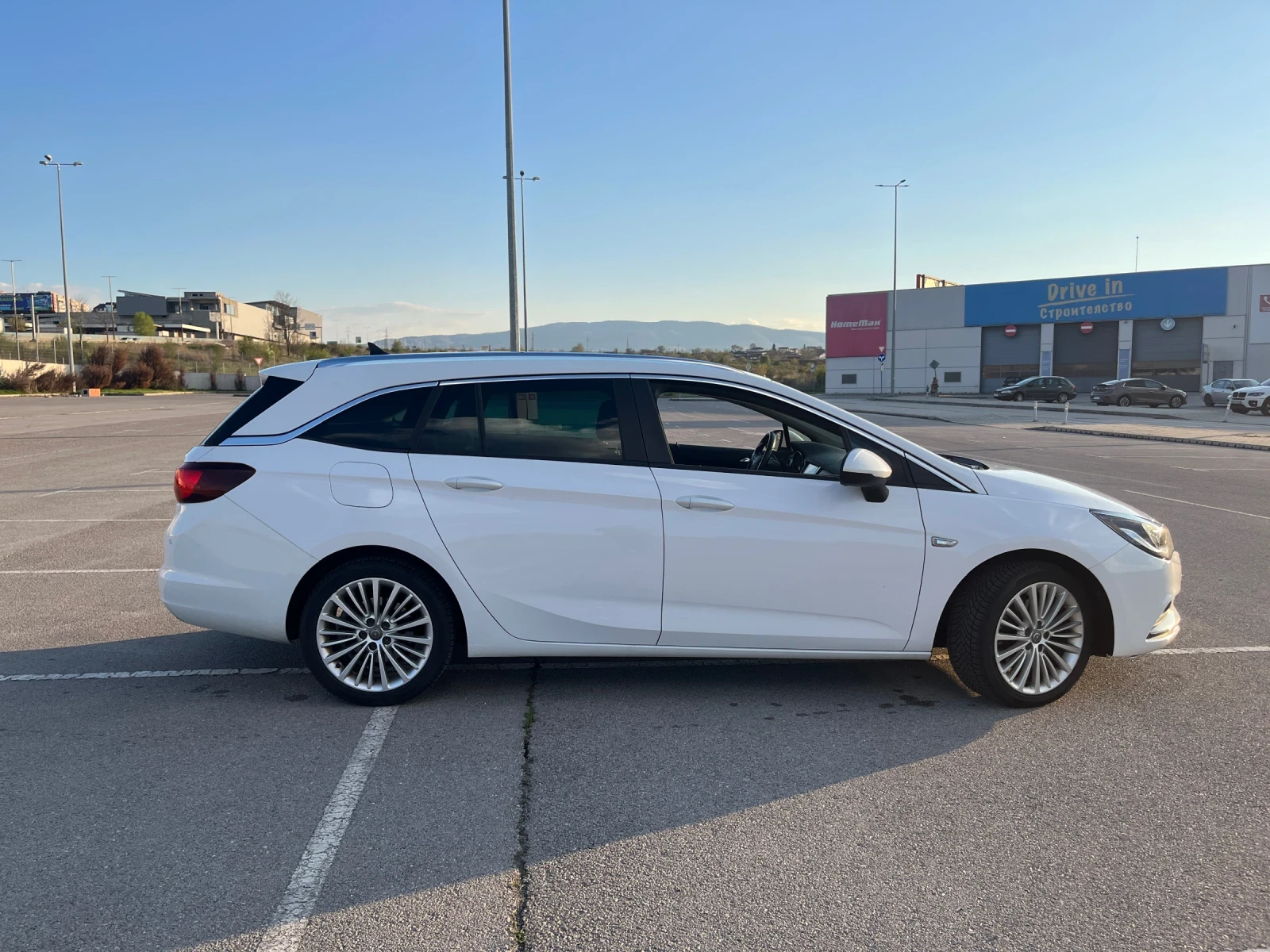 Opel Astra Sports Tourer 1.6 CDTI Сменена Верига, снимка 3 - Автомобили и джипове - 54239416