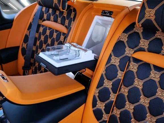 Rolls-Royce Cullinan = NEW = Shooting Star Roof Гаранция, снимка 13 - Автомобили и джипове - 55089320