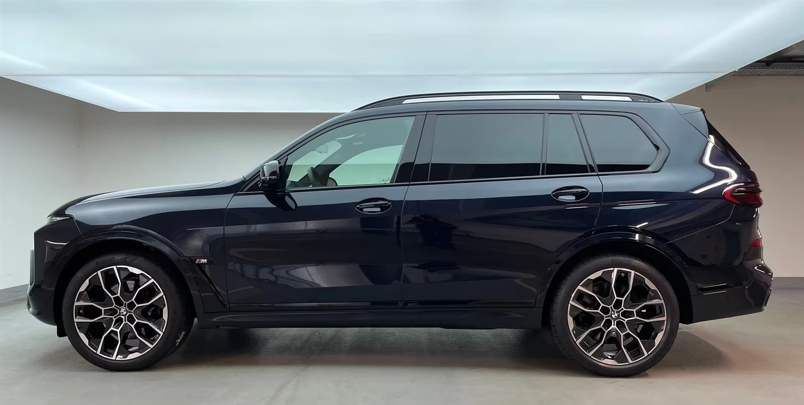 BMW X7 M60i / SHADOW LINE / SKY LOUNGE / H&K/ M SPORT PRO, снимка 2 - Автомобили и джипове - 55401256