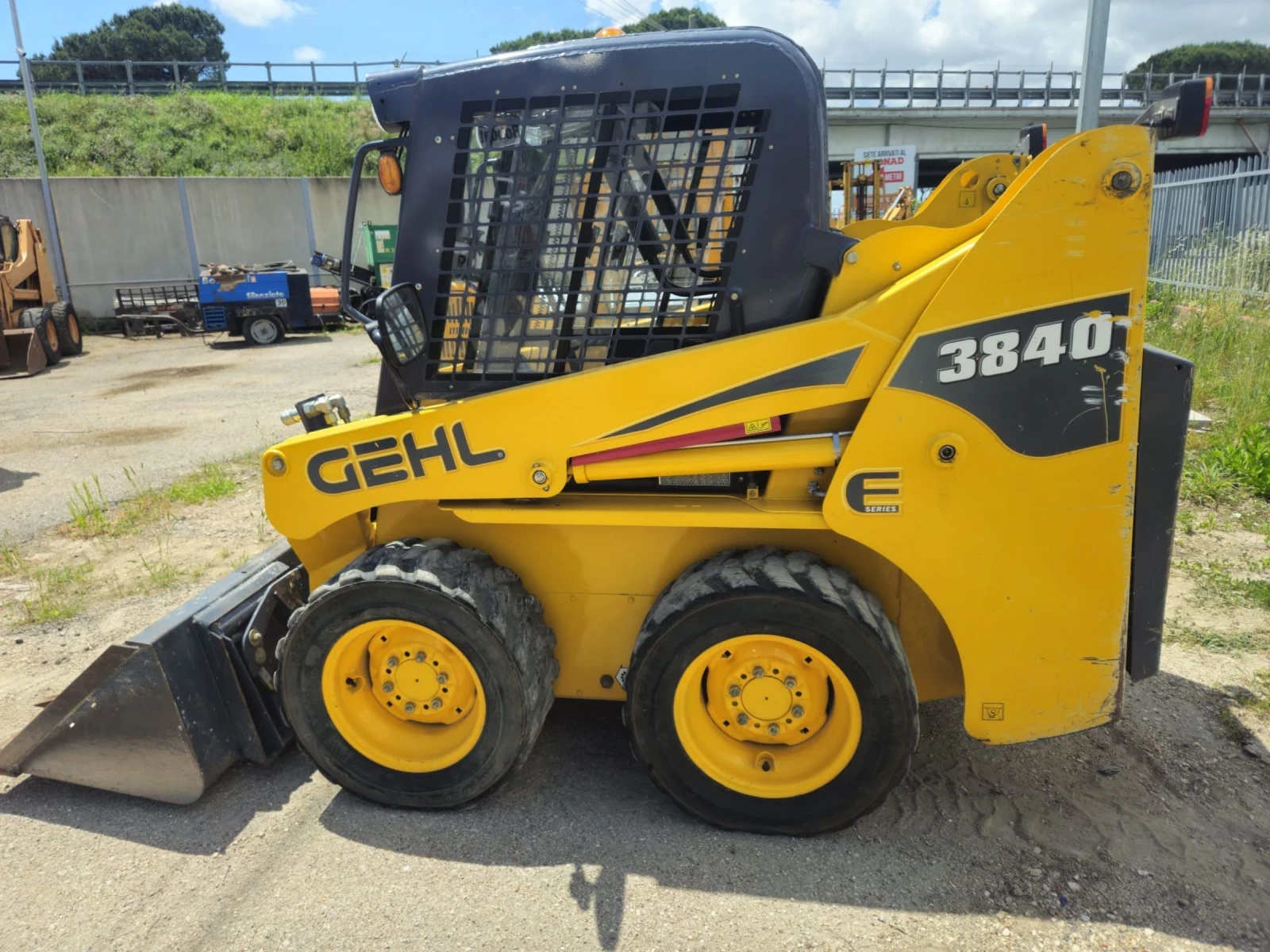 Мини челни товарачи GEHL 3840-290ЧАСА.!!! ТОП !!! - изображение 3