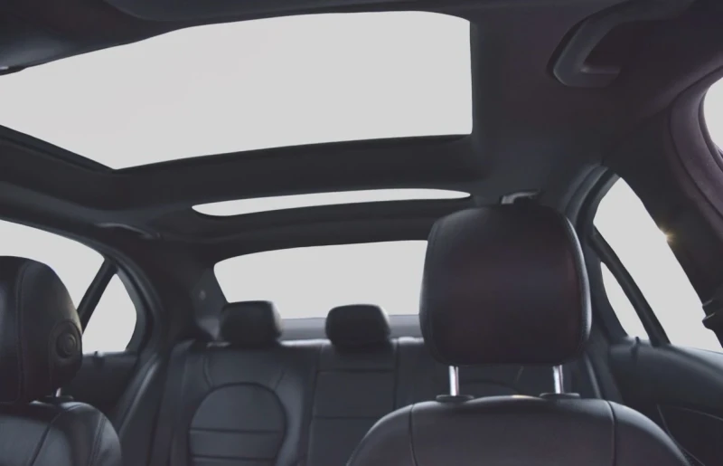 Mercedes-Benz C 300 * * KEYLESS * * CAMERA * * CARFAX * * , снимка 13 - Автомобили и джипове - 53226177